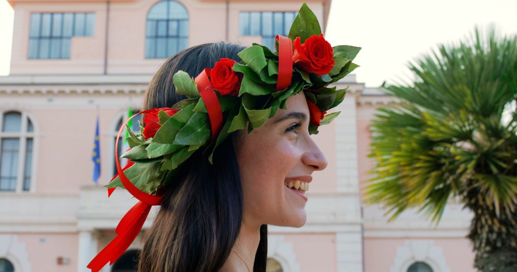 Ragazza con corona d'alloro